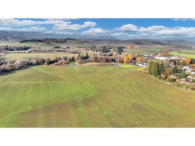 601 S PARK St, Carlton, OR 97111