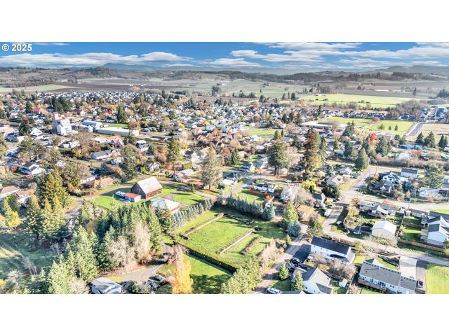 601 S PARK St, Carlton, OR 97111