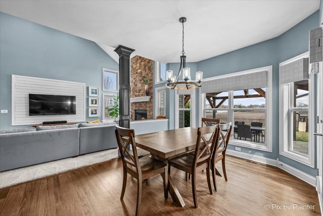 647 Bennett Drive, North Aurora, IL 60542