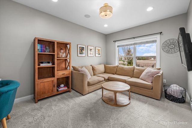 647 Bennett Drive, North Aurora, IL 60542