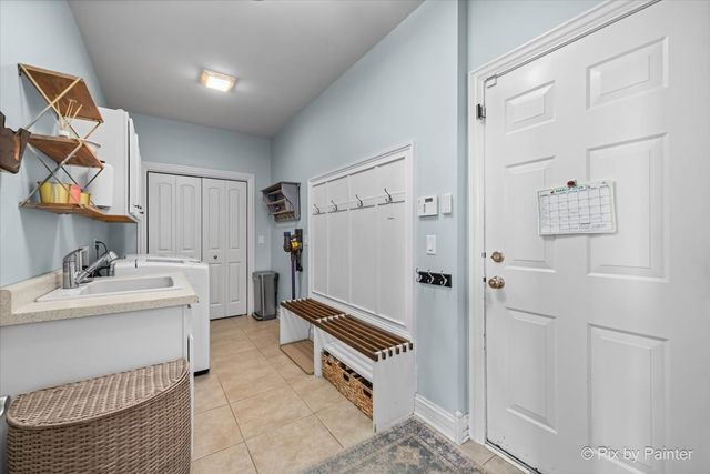 647 Bennett Drive, North Aurora, IL 60542