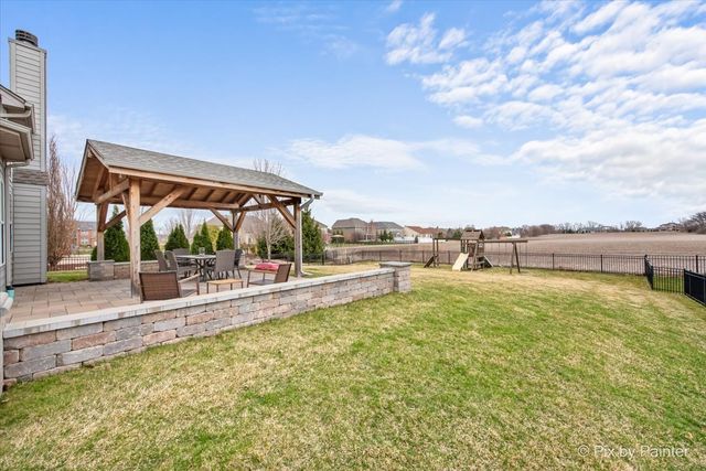 647 Bennett Drive, North Aurora, IL 60542