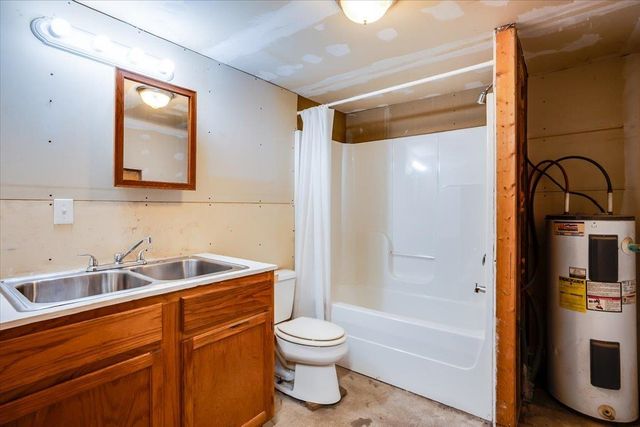 805 E 57th St S, Wichita, KS 67216