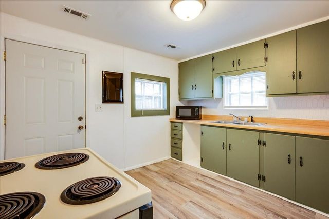 805 E 57th St S, Wichita, KS 67216