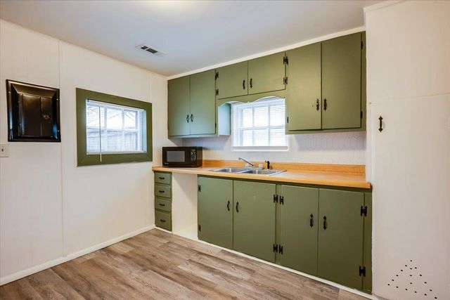 805 E 57th St S, Wichita, KS 67216