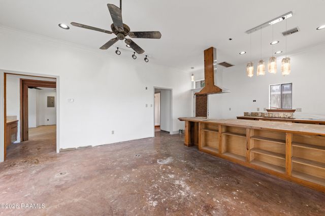 6712 Lake Peigneur Road, New Iberia, LA 70560