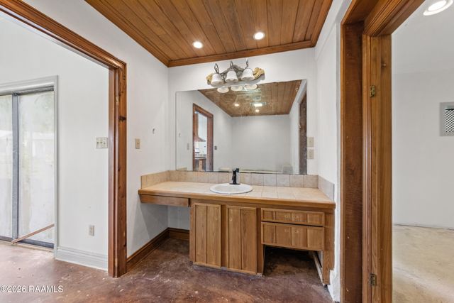 6712 Lake Peigneur Road, New Iberia, LA 70560