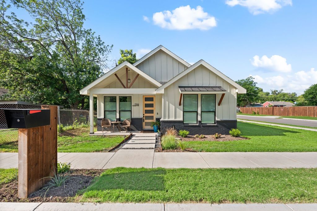 739 Flint Street, Fort Worth, TX 76115