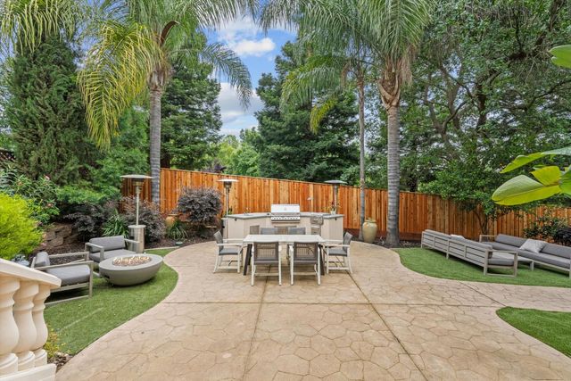 8540 Le Parc Ct, Fair Oaks, CA 95628