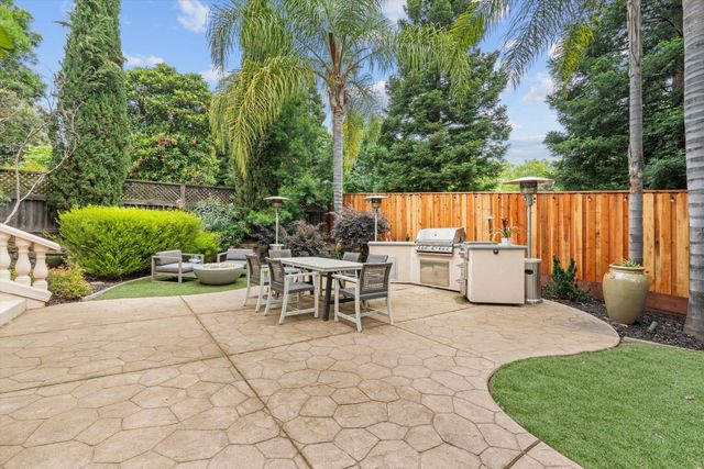 8540 Le Parc Ct, Fair Oaks, CA 95628