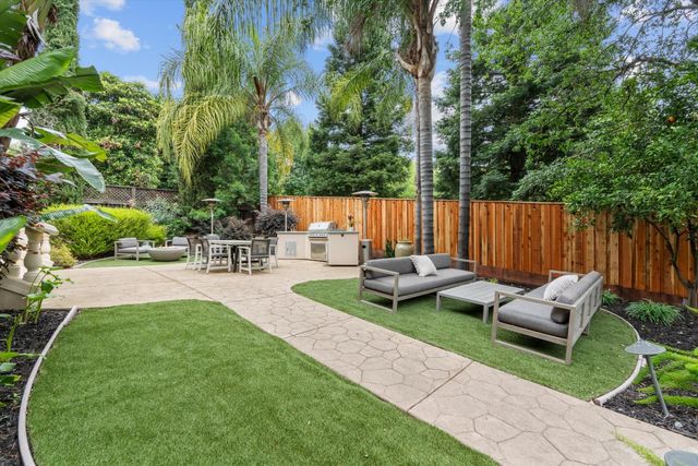 8540 Le Parc Ct, Fair Oaks, CA 95628