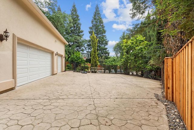 8540 Le Parc Ct, Fair Oaks, CA 95628