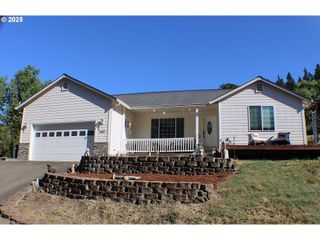 487 Se DOS GATOS Ct, Roseburg, OR 97470