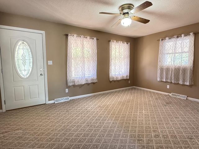 238 Lakeview Dr, Blacksburg, SC 29702