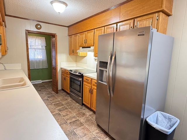 238 Lakeview Dr, Blacksburg, SC 29702