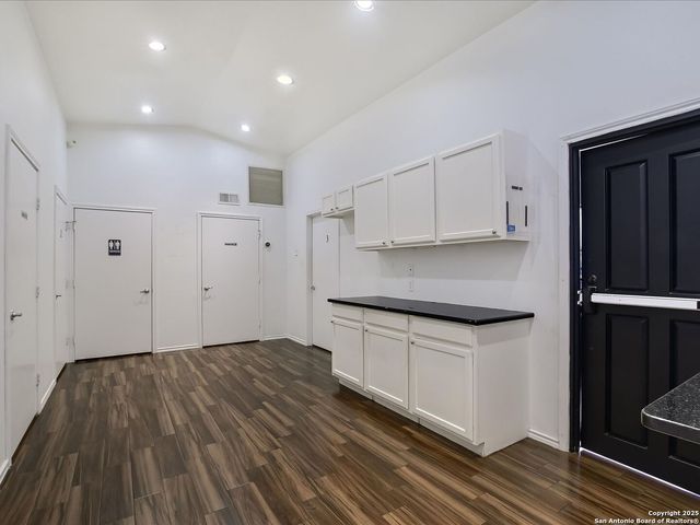 8265 Fredericksburg, San Antonio, TX 78229