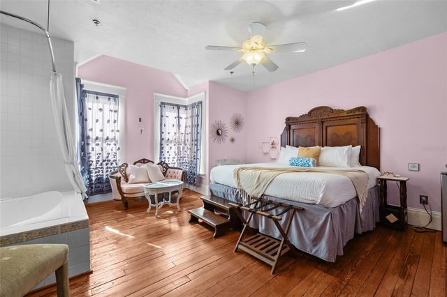 221 SE 7TH STREET, Gainesville, FL 32601