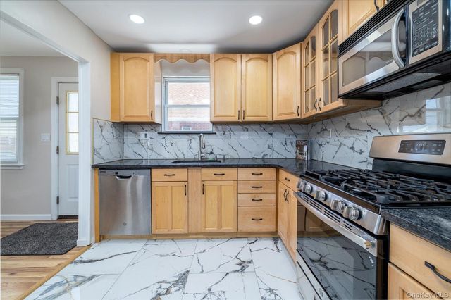 191 Raff Avenue, Mineola, NY 11501