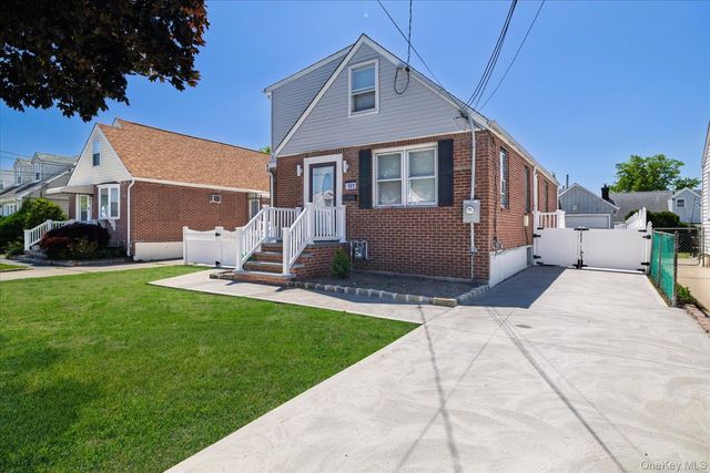 191 Raff Avenue, Mineola, NY 11501