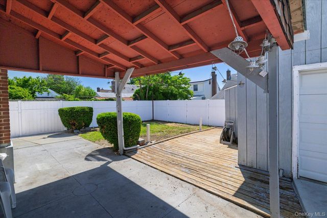 191 Raff Avenue, Mineola, NY 11501