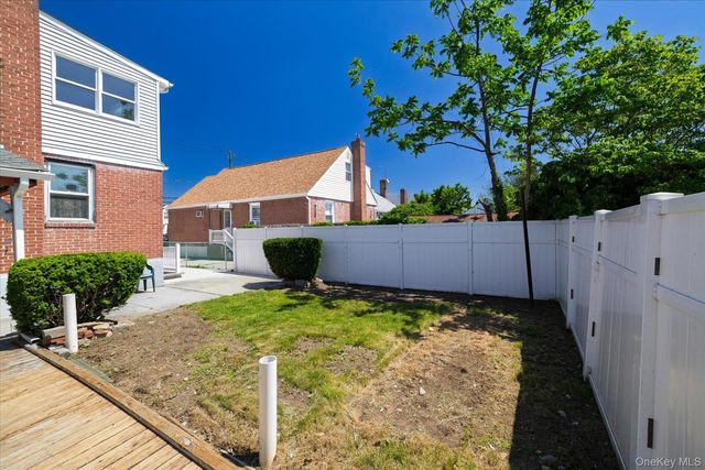 191 Raff Avenue, Mineola, NY 11501
