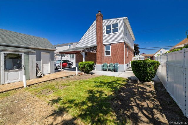 191 Raff Avenue, Mineola, NY 11501
