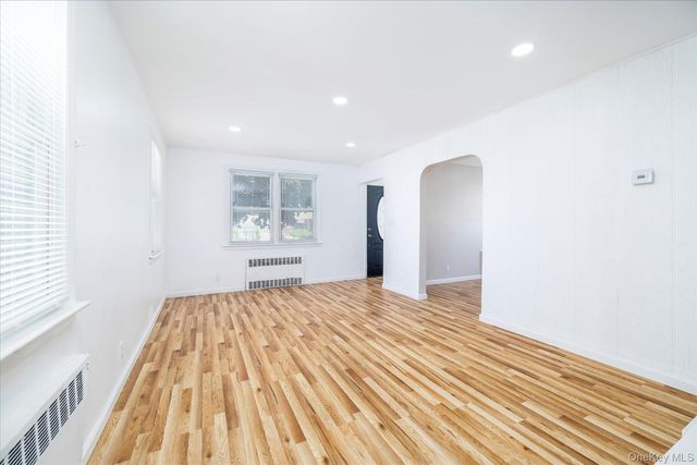 191 Raff Avenue, Mineola, NY 11501