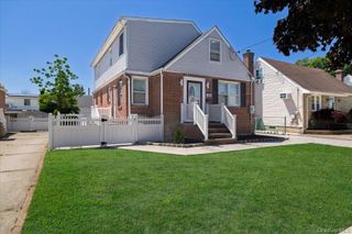 191 Raff Avenue, Mineola, NY 11501
