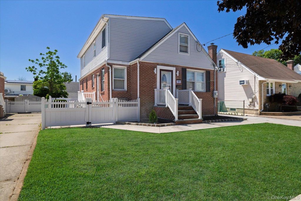191 Raff Avenue, Mineola, NY 11501