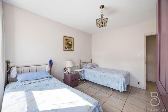 21-08 Ditmars Boulevard, Astoria, NY 11105