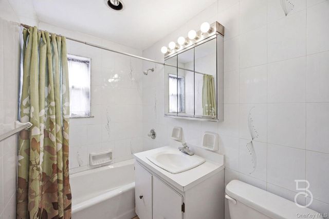 21-08 Ditmars Boulevard, Astoria, NY 11105