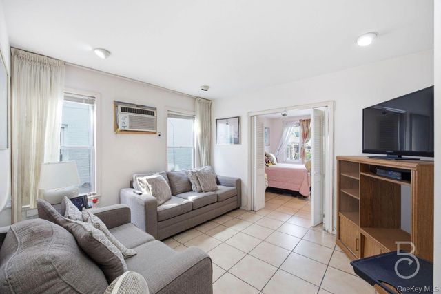 21-08 Ditmars Boulevard, Astoria, NY 11105