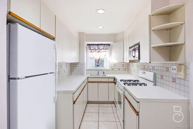21-08 Ditmars Boulevard, Astoria, NY 11105