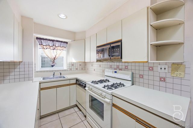 21-08 Ditmars Boulevard, Astoria, NY 11105