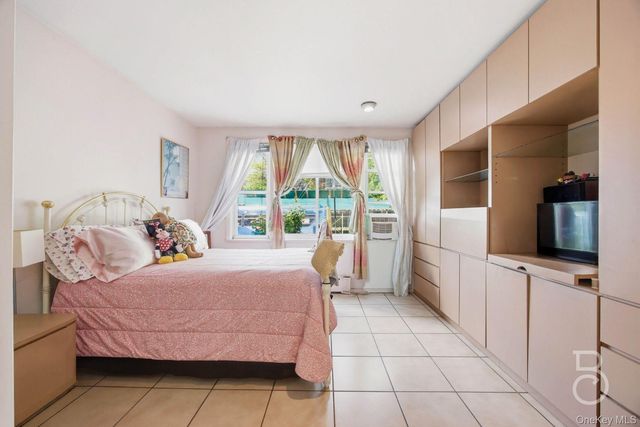 21-08 Ditmars Boulevard, Astoria, NY 11105