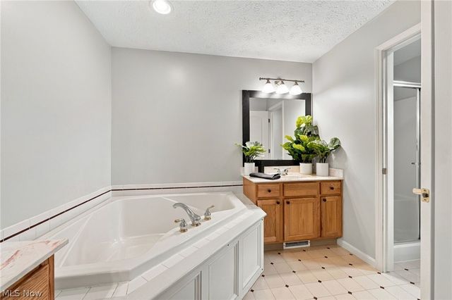 384 Clearbrook Drive, Avon Lake, OH 44012
