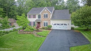 16 Tarragon Terrace, Halfmoon, NY 12065