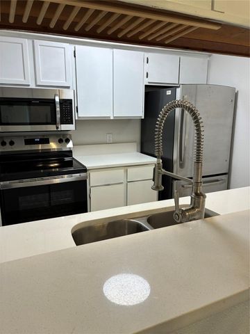 1500 Bay Area Boulevard W-325, Houston, TX 77058