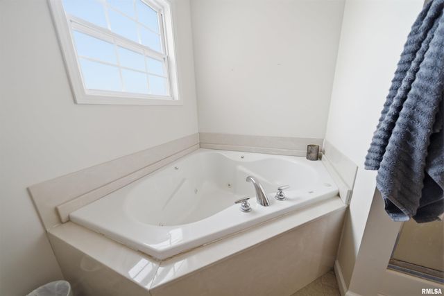 2107 W GERALD Drive, Peoria, IL 61615