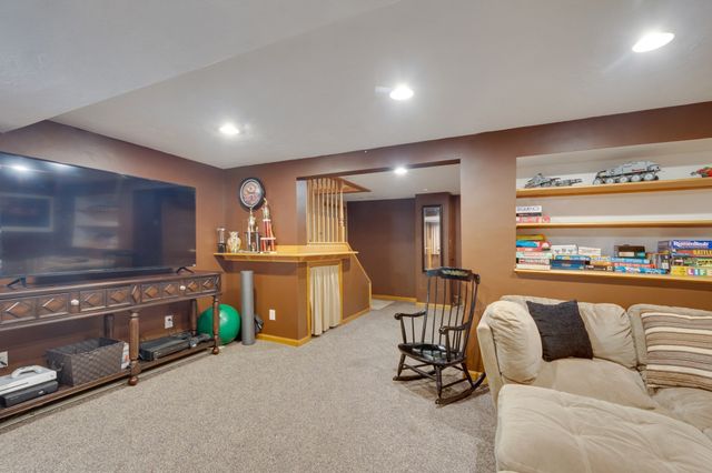 8 Otter Pond Road, Lynnfield, MA 01940