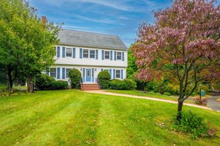 8 Otter Pond Road, Lynnfield, MA 01940