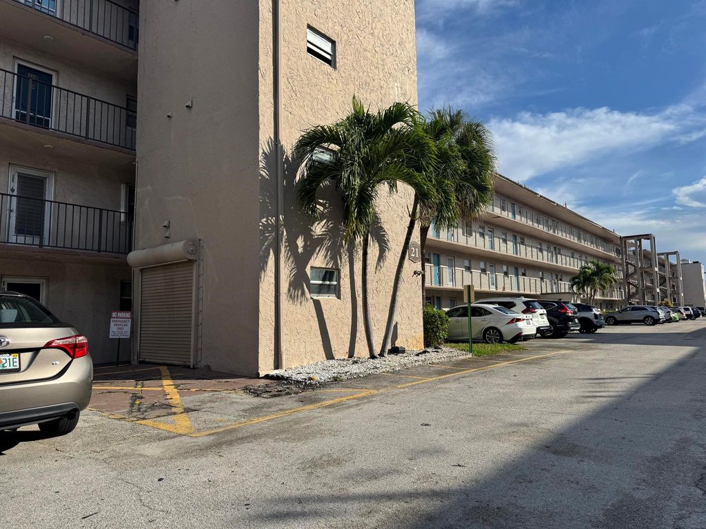 725 Lori Drive 107, Palm Springs, FL 33461