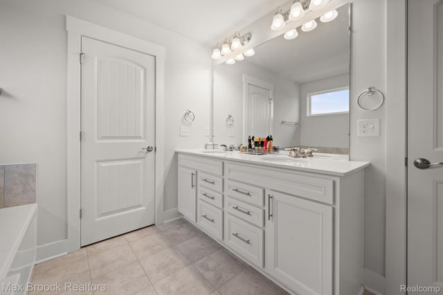 2610 IRONTON Drive, Commerce Charter Township, MI 48382