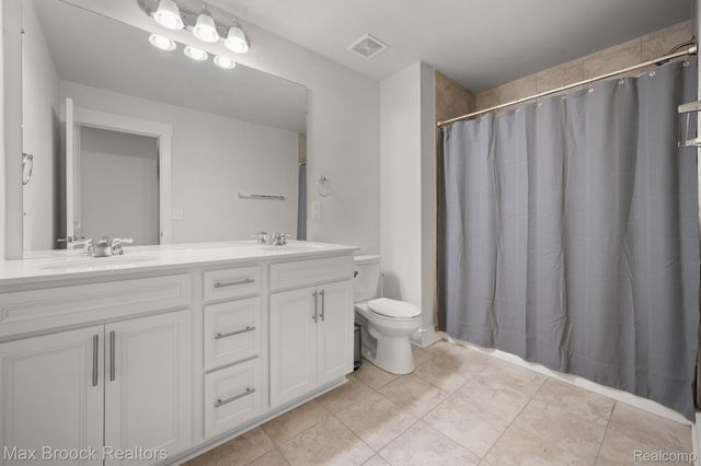 2610 IRONTON Drive, Commerce Charter Township, MI 48382