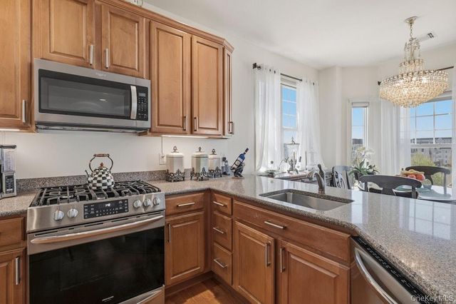 923 Roosevelt Way, Westbury, NY 11590