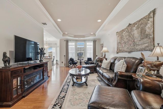 923 Roosevelt Way, Westbury, NY 11590