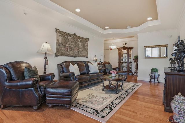 923 Roosevelt Way, Westbury, NY 11590
