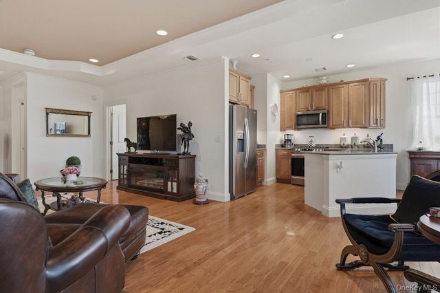 923 Roosevelt Way, Westbury, NY 11590