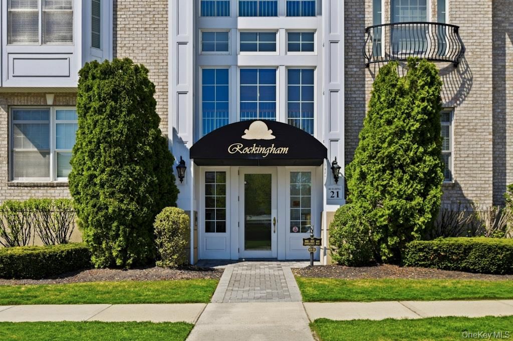 923 Roosevelt Way, Westbury, NY 11590