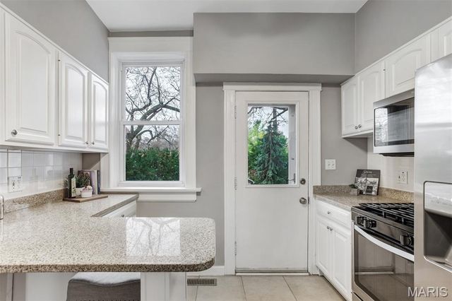 7162 Pershing Avenue, University City, MO 63130